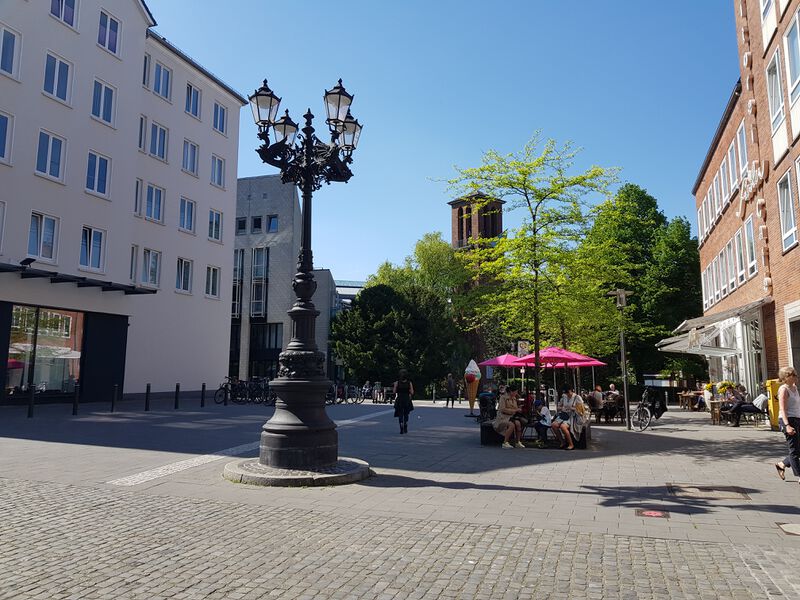 Datei:Klosterplatz Kandelaber Kirchturm.jpg