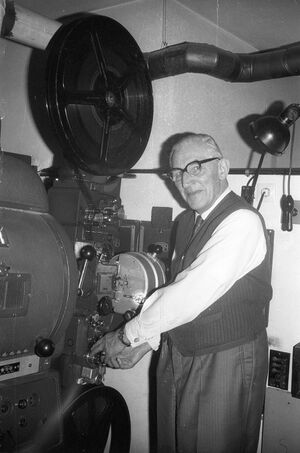 Filmvorführer Oscar Albrecht im Gloria-Kino.jpg