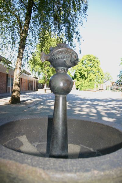 Datei:Schule Kronsburg Fischbrunnen.JPG