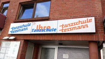 Eingangsschild über dem Eingang der Tanzschule Tessmann (2023)