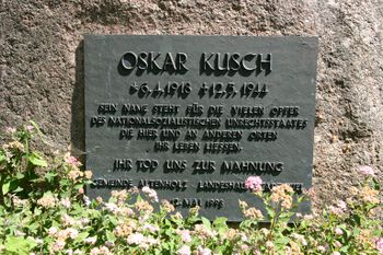 Tafel am Gedenkstein in der Oskar-Kusch-Straße