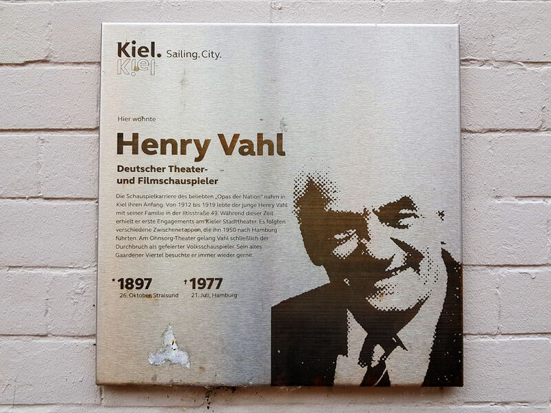 Datei:Henry-Vahl-Platz Erinnerungstafel.jpg