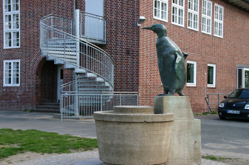 Datei:Pinguin Uwe-Jens-Lornsen-Schule.JPG
